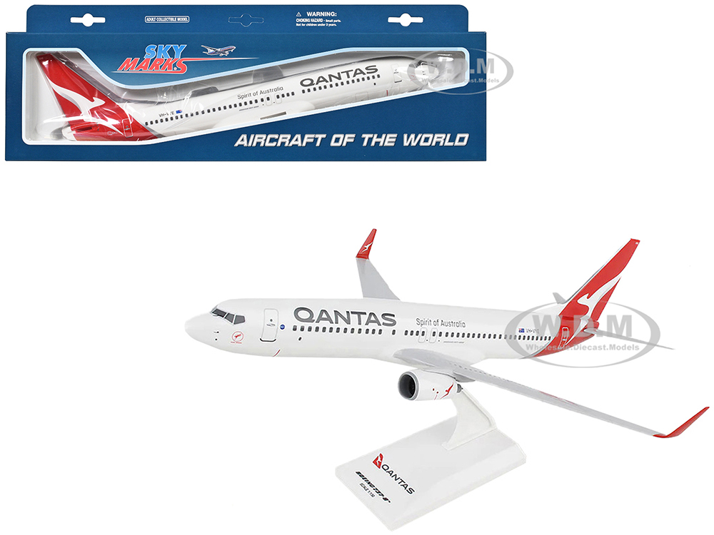 Boeing 737-800 Commercial Aircraft Qantas Airways (VH-VYE) White with Red Tail (Snap-Fit) 1/130 Plastic Model by Skymarks