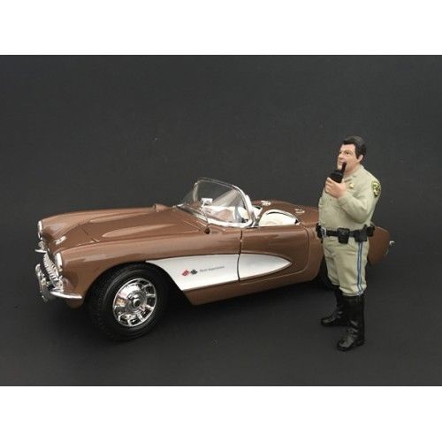 Highway Patrol Officer Talking On The Radio Figurine / Figure For 124 Models By American Diorama